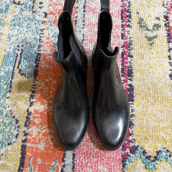 Sam Edelman Tinsley Black Rubber Rain Boots Women’s Size 8 Pull On Ankle Bootie - Picture 2 of 6